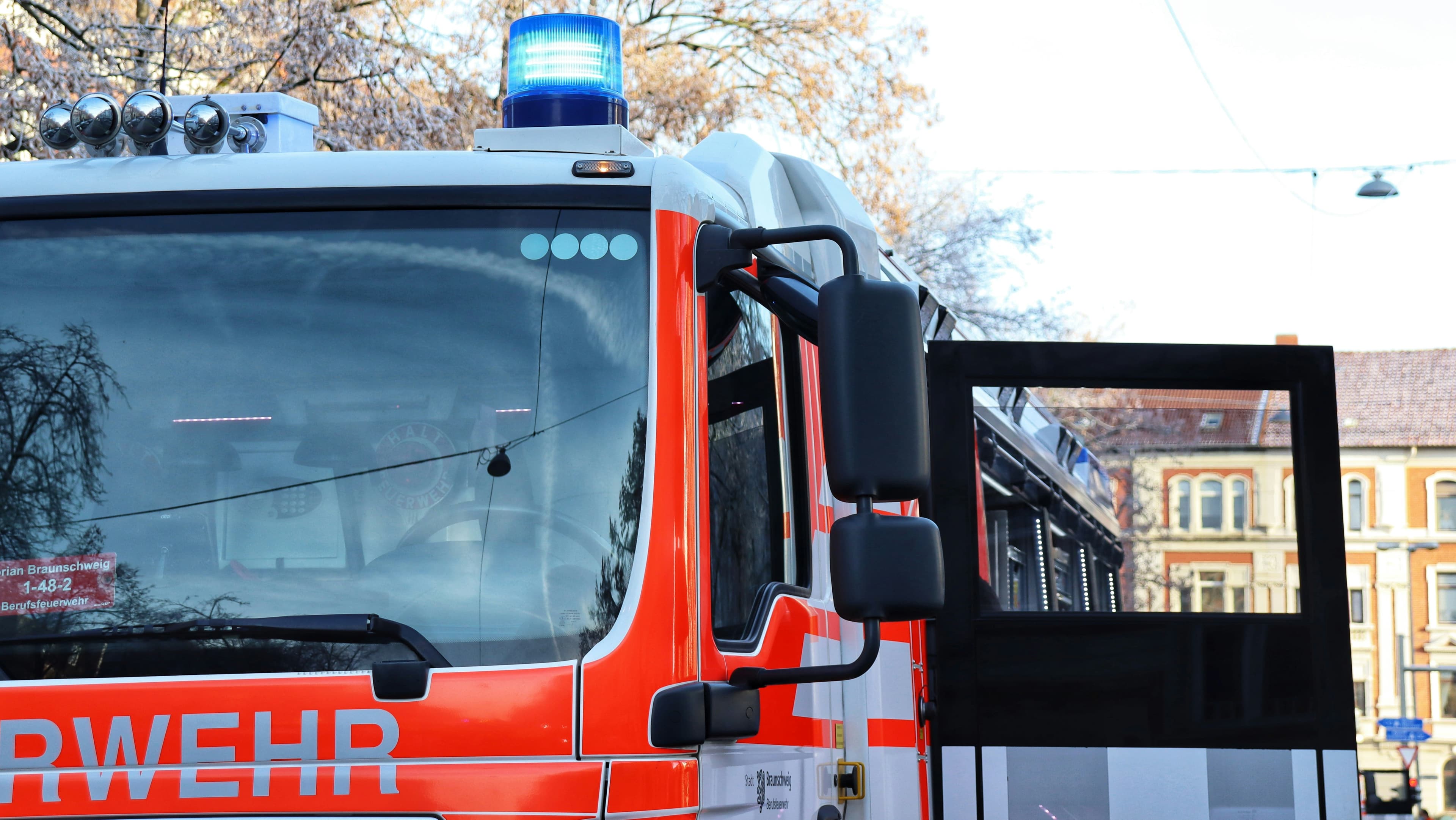 Rettungsdienstteam bei der Fahrzeugvorbereitung